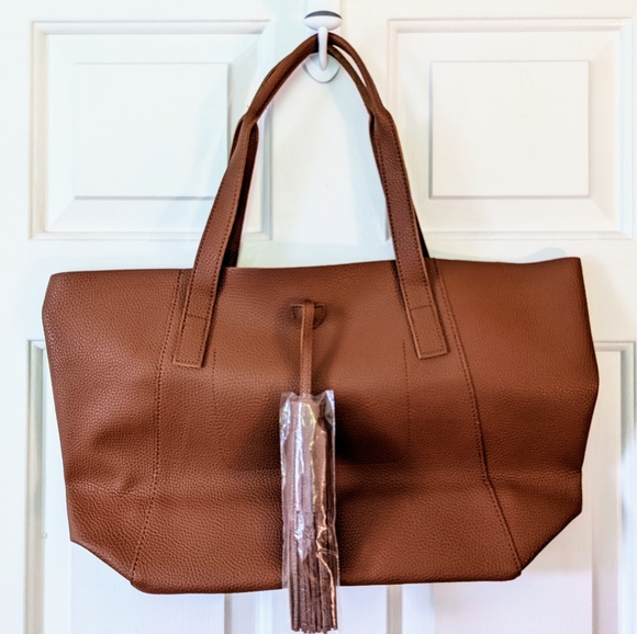 Tanger Outlet Tan VIP Tote Bag NIP - Picture 1 of 6